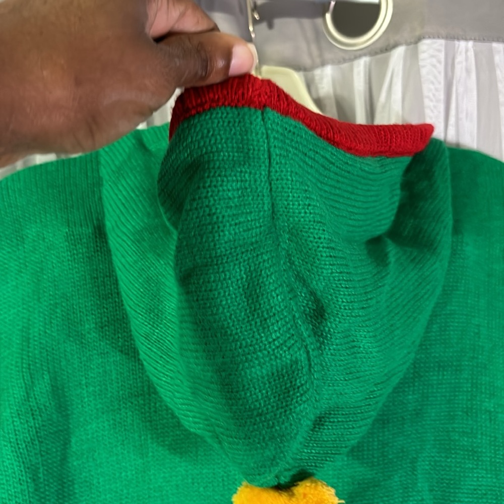 Very detailed Christmas sweater! - Picture 7 of 8